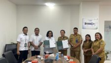 Pemerintah Kabupaten Kepulauan Sangihe bersama BPJS Ketenagakerjaan berfoto bersama usai menandatangani Perjanjian Kerja Sama (PKS) tentang perluasan perlindungan jaminan sosial bagi 5.000 pekerja informal di Kantor BPJS Ketenagakerjaan Manado, Senin (26/10/2026).