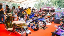 Puluhan ribu bikers menyaksikan Final Battle Honda Modif Contest 2026 di Ambarawa, Jawa Tengah, Sabtu (24/10/2026).