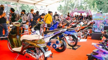 Puluhan ribu bikers menyaksikan Final Battle Honda Modif Contest 2026 di Ambarawa, Jawa Tengah, Sabtu (24/10/2026).