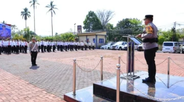Kapolres Tomohon AKBP Novrial Alberti Kombo memimpin Apel Gelar Pasukan Operasi Patuh Klabat 2026 di Mapolres Tomohon.