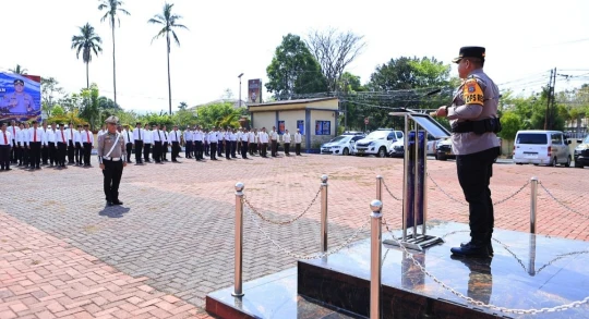 Kapolres Tomohon AKBP Novrial Alberti Kombo memimpin Apel Gelar Pasukan Operasi Patuh Klabat 2026 di Mapolres Tomohon.