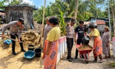 Kapolsek Wori dan Warga Kima Bajo Gotong Royong Timbun Tanah Ambles