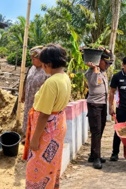 Kapolsek Wori dan Warga Kima Bajo Gotong Royong Timbun Tanah Ambles