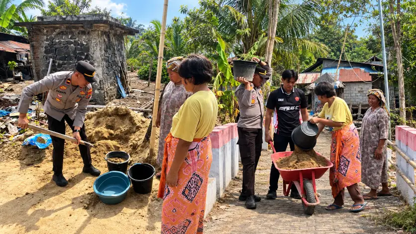 Kapolsek Wori bersama personel dan warga Desa Kima Bajo bergotong royong menimbun tanah ambles di sekitar sumur air.