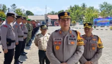 Kapolres Minahasa AKBP Steven Simbar, SIK, memimpin apel gelar pasukan Operasi Patuh Klabat 2026 di Mapolres Minahasa, Senin (26/10/2026).