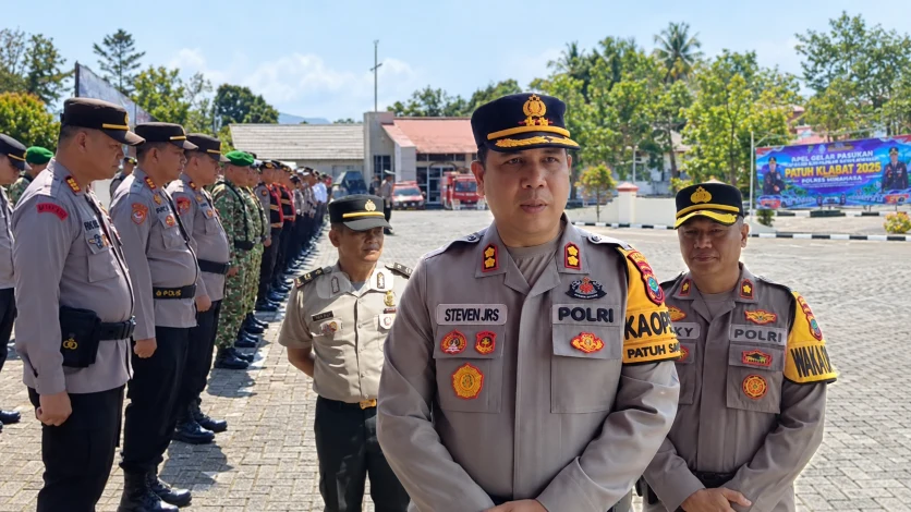 Kapolres Minahasa AKBP Steven Simbar, SIK, memimpin apel gelar pasukan Operasi Patuh Klabat 2026 di Mapolres Minahasa, Senin (26/10/2026).