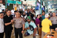 Kapolda Sulut Irjen Pol. Yudho Hermanto bersilaturahmi dengan masyarakat dan tokoh agama di Rumah Kopi Jalan Roda, Manado, Selasa (20/10/2026).