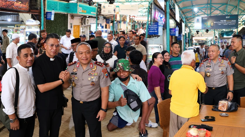 Kapolda Sulut Irjen Pol. Yudho Hermanto bersilaturahmi dengan masyarakat dan tokoh agama di Rumah Kopi Jalan Roda, Manado, Selasa (20/10/2026).
