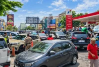 Antrean kendaraan untuk mengisi BBM di SPBU Coco Boulevard, Jalan Pierre Tendean, Manado, mencapai sekitar 3 kilometer.