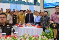 Plt. Kajati Sulawesi Utara Dr. Feri Tas menghadiri Rapat Koordinasi Pengawasan Peran Gubernur Bersama Komisi II DPR RI di Ruang Mapalus, Kantor Gubernur Sulawesi Utara, Senin (12/10/2026).