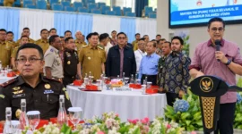 Plt. Kajati Sulawesi Utara Dr. Feri Tas menghadiri Rapat Koordinasi Pengawasan Peran Gubernur Bersama Komisi II DPR RI di Ruang Mapalus, Kantor Gubernur Sulawesi Utara, Senin (12/10/2026).