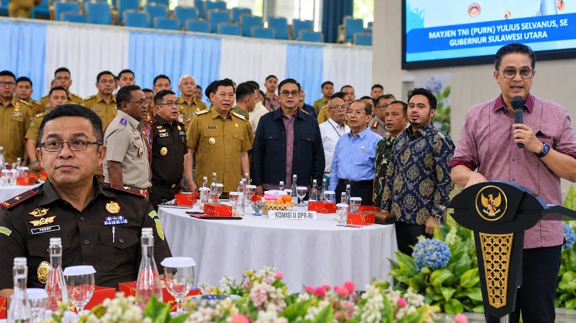Plt. Kajati Sulawesi Utara Dr. Feri Tas menghadiri Rapat Koordinasi Pengawasan Peran Gubernur Bersama Komisi II DPR RI di Ruang Mapalus, Kantor Gubernur Sulawesi Utara, Senin (12/10/2026).
