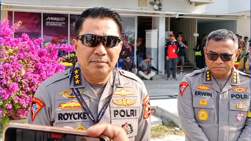 Astamaops Kapolri Komjen Pol. Roycke Harry Langie memantau pengamanan MotoGP Mandalika 2026 di Sirkuit Mandalika, Lombok Tengah.