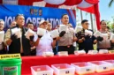 Tim gabungan menunjukkan barang bukti narkotika hasil pengungkapan laboratorium gelap sabu di Kabupaten Pidie, Aceh.