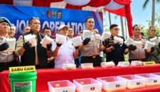 Tim gabungan menunjukkan barang bukti narkotika hasil pengungkapan laboratorium gelap sabu di Kabupaten Pidie, Aceh.