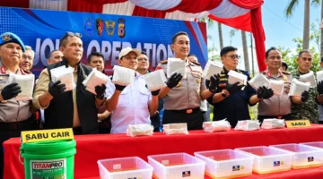 Tim gabungan menunjukkan barang bukti narkotika hasil pengungkapan laboratorium gelap sabu di Kabupaten Pidie, Aceh.