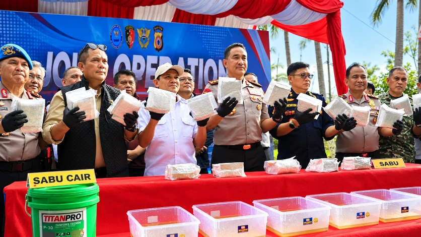 Tim gabungan menunjukkan barang bukti narkotika hasil pengungkapan laboratorium gelap sabu di Kabupaten Pidie, Aceh.