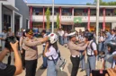 Kapolres Minahasa Tenggara AKBP Handoko Sanjaya bersama Kasatlantas Iptu Nicky Pondalos saat berbagi helm berstandar SNI kepada siswa SMKN 1 Ratahan, 27/10/2026.