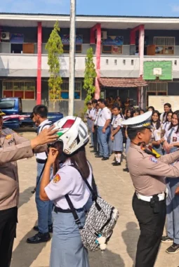 Polisi Peduli Pendidikan, Polres Minahasa Tenggara Edukasi Tertib Berlalu Lintas di SMKN 1 Ratahan