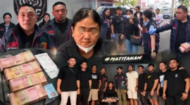 Tim URC Resmob Polda Sulut mengamankan terduga pelaku kasus dugaan peredaran uang palsu di Bandara Sam Ratulangi Manado.