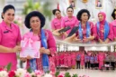 Ketua YKPI Linda Agum Gumelar bersama Pengurus Bhayangkari Daerah Sulawesi Utara dalam kegiatan sosialisasi deteksi dini kanker payudara melalui praktik SADARI di Polda Sulut, Selasa (13/10/2026).