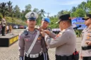Kapolres Minahasa Tenggara AKBP Handoko Sanjaya SIK MHan memeriksa pasukan dalam apel gelar Operasi Patuh Samrat 2026 di Lapangan Apel Polres Mitra, Senin (26/10/2026).