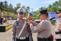 Kapolres Minahasa Tenggara AKBP Handoko Sanjaya SIK MHan memeriksa pasukan dalam apel gelar Operasi Patuh Samrat 2026 di Lapangan Apel Polres Mitra, Senin (26/10/2026).