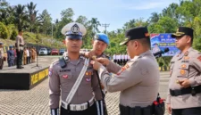 Kapolres Minahasa Tenggara AKBP Handoko Sanjaya SIK MHan memeriksa pasukan dalam apel gelar Operasi Patuh Samrat 2026 di Lapangan Apel Polres Mitra, Senin (26/10/2026).