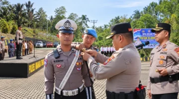 Kapolres Minahasa Tenggara AKBP Handoko Sanjaya SIK MHan memeriksa pasukan dalam apel gelar Operasi Patuh Samrat 2026 di Lapangan Apel Polres Mitra, Senin (26/10/2026).