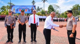 Kapolres Tomohon AKBP Novrial Alberti Kombo menyerahkan penghargaan kepada satuan kerja berprestasi dalam apel pagi, Senin (5/10/2026).