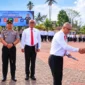 Kapolres Tomohon AKBP Novrial Alberti Kombo menyerahkan penghargaan kepada satuan kerja berprestasi dalam apel pagi, Senin (5/10/2026).