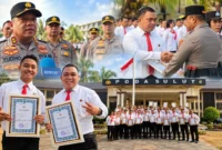 Kapolda Sulut Irjen Pol Yudo Hermanto menyerahkan penghargaan kepada personel URC Ditreskrimum Polda Sulut atas pengungkapan kasus penyelundupan emas seberat 16 kilogram.