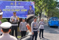 Kapolresta Manado memimpin Apel Gelar Pasukan Operasi Patuh Klabat 2026 di Lapangan Apel Polresta Manado, Senin (26/10/2026).