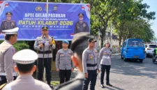 Kapolresta Manado memimpin Apel Gelar Pasukan Operasi Patuh Klabat 2026 di Lapangan Apel Polresta Manado, Senin (26/10/2026).