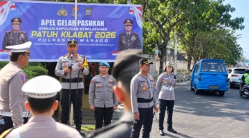 Kapolresta Manado memimpin Apel Gelar Pasukan Operasi Patuh Klabat 2026 di Lapangan Apel Polresta Manado, Senin (26/10/2026).