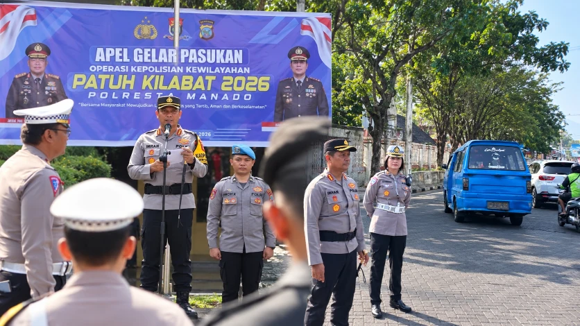 Kapolresta Manado memimpin Apel Gelar Pasukan Operasi Patuh Klabat 2026 di Lapangan Apel Polresta Manado, Senin (26/10/2026).