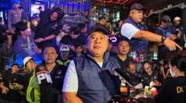Dirresnarkoba Polda Sulut Kombes Pol Yandrie Philips Makaminan memimpin operasi gabungan dan razia narkoba di sejumlah tempat hiburan malam di Kota Manado, Sabtu (17/10/2026) dini hari.