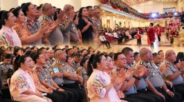 Wakapolda Sulut Brigjen Pol Susetio Cahyadi bersama PJU Polda Sulut dan Bhayangkari menghadiri ibadah Minggu Kasih di GPdI Samrat, Manado, Minggu (25/10/2026).