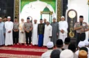 Kapolda Sulut Irjen Pol Yudo Hermanto bersama jajaran Polda Sulut mengikuti kegiatan Jumat Keliling di Masjid Al Mahsyur Istiqlal, Kampung Arab, Manado, Jumat (23/10/2026).