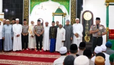Kapolda Sulut Irjen Pol Yudo Hermanto bersama jajaran Polda Sulut mengikuti kegiatan Jumat Keliling di Masjid Al Mahsyur Istiqlal, Kampung Arab, Manado, Jumat (23/10/2026).