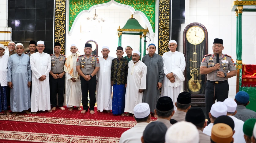 Kapolda Sulut Irjen Pol Yudo Hermanto bersama jajaran Polda Sulut mengikuti kegiatan Jumat Keliling di Masjid Al Mahsyur Istiqlal, Kampung Arab, Manado, Jumat (23/10/2026).