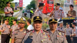 Kapolda Sulut Irjen Pol Yudo Hermanto bersama Wakapolda dan Pejabat Utama Polda Sulut turun langsung mengatur lalu lintas di Kota Manado.