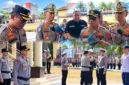 Wakapolda Sulut Brigjen Pol Susetio Cahyadi saat memimpin Apel Gelar Pasukan Operasi Patuh Klabat 2026 di Mapolda Sulut.