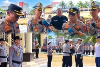 Wakapolda Sulut Brigjen Pol Susetio Cahyadi saat memimpin Apel Gelar Pasukan Operasi Patuh Klabat 2026 di Mapolda Sulut.