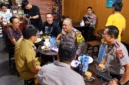 Kapolda Sulut Irjen Pol Yudo Hermanto bersama Wali Kota Manado Andrei Angouw saat berdialog dan menampung aspirasi masyarakat di Rumah Kopi Tikala, Selasa (27/10/2026).