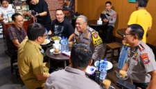 Kapolda Sulut Irjen Pol Yudo Hermanto bersama Wali Kota Manado Andrei Angouw saat berdialog dan menampung aspirasi masyarakat di Rumah Kopi Tikala, Selasa (27/10/2026).
