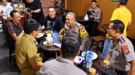 Kapolda Sulut Irjen Pol Yudo Hermanto bersama Wali Kota Manado Andrei Angouw saat berdialog dan menampung aspirasi masyarakat di Rumah Kopi Tikala, Selasa (27/10/2026).