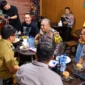 Kapolda Sulut Irjen Pol Yudo Hermanto bersama Wali Kota Manado Andrei Angouw saat berdialog dan menampung aspirasi masyarakat di Rumah Kopi Tikala, Selasa (27/10/2026).