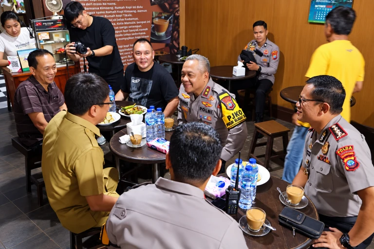 Kapolda Sulut Irjen Pol Yudo Hermanto bersama Wali Kota Manado Andrei Angouw saat berdialog dan menampung aspirasi masyarakat di Rumah Kopi Tikala, Selasa (27/10/2026).