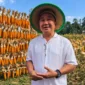 Owner Girian Jaya, Voultair Loma, saat diwawancarai awak media usai panen jagung varietas Yellow Corn di Minahasa Utara, Rabu (28/10/2026).
